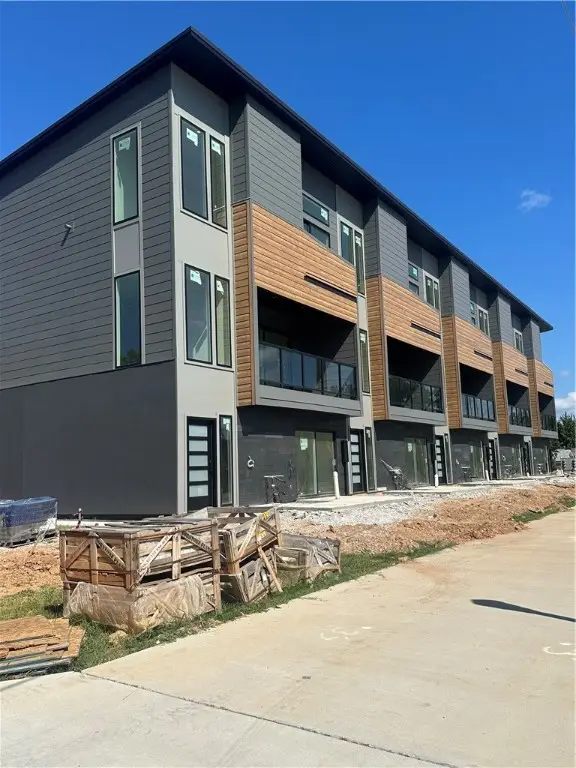 202 NW 9th Street, Bentonville, AR 72712