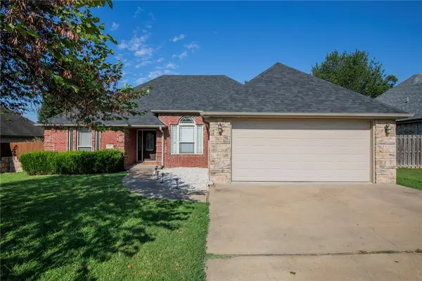 211 Essex Way, Centerton, AR 72719