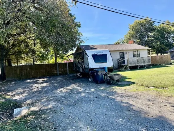 25 Rail Road Street, London, AR 72847