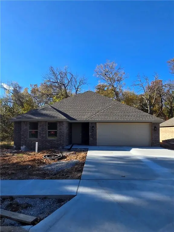 1315 Valley Drive, Gentry, AR 72734