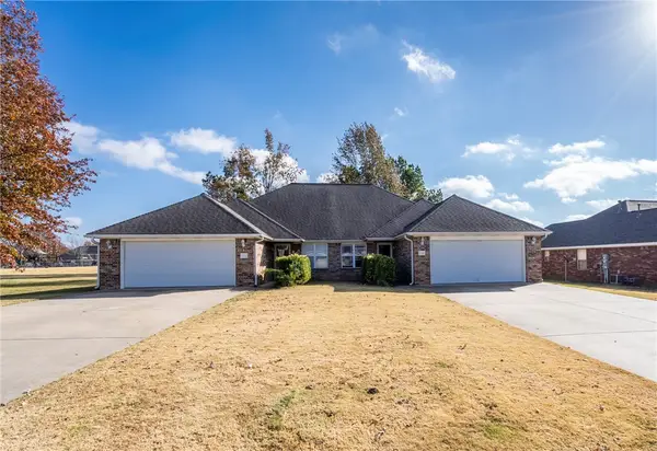 211 Ravenwood Boulevard, Siloam Springs, AR 72761