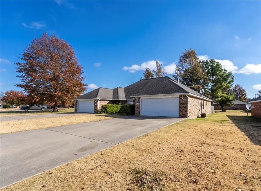 211 Ravenwood Boulevard, Siloam Springs, AR 72761 - Image #2