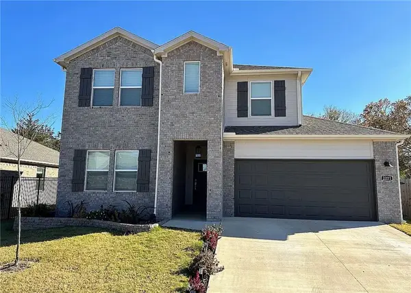 2221 S 9th Street, Rogers, AR 72758