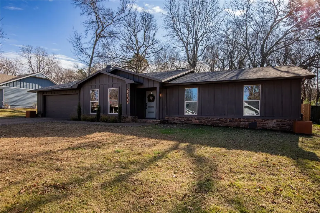 2209 Golden Oaks Drive, Fayetteville, AR 72703 - Image #1