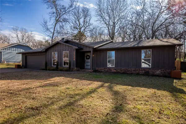 2209 Golden Oaks Drive, Fayetteville, AR 72703