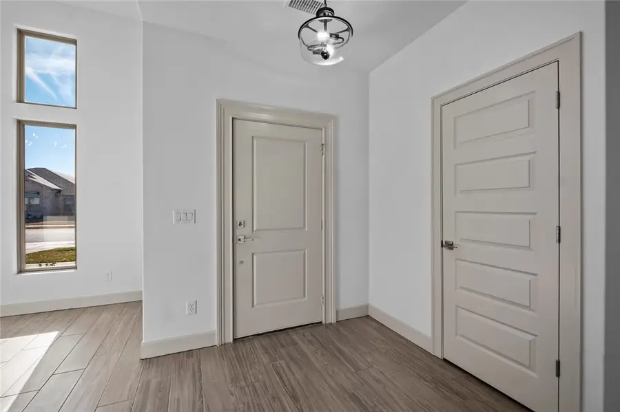 1004 Autumn Royal Avenue, Lowell, AR 72745 - Image #2