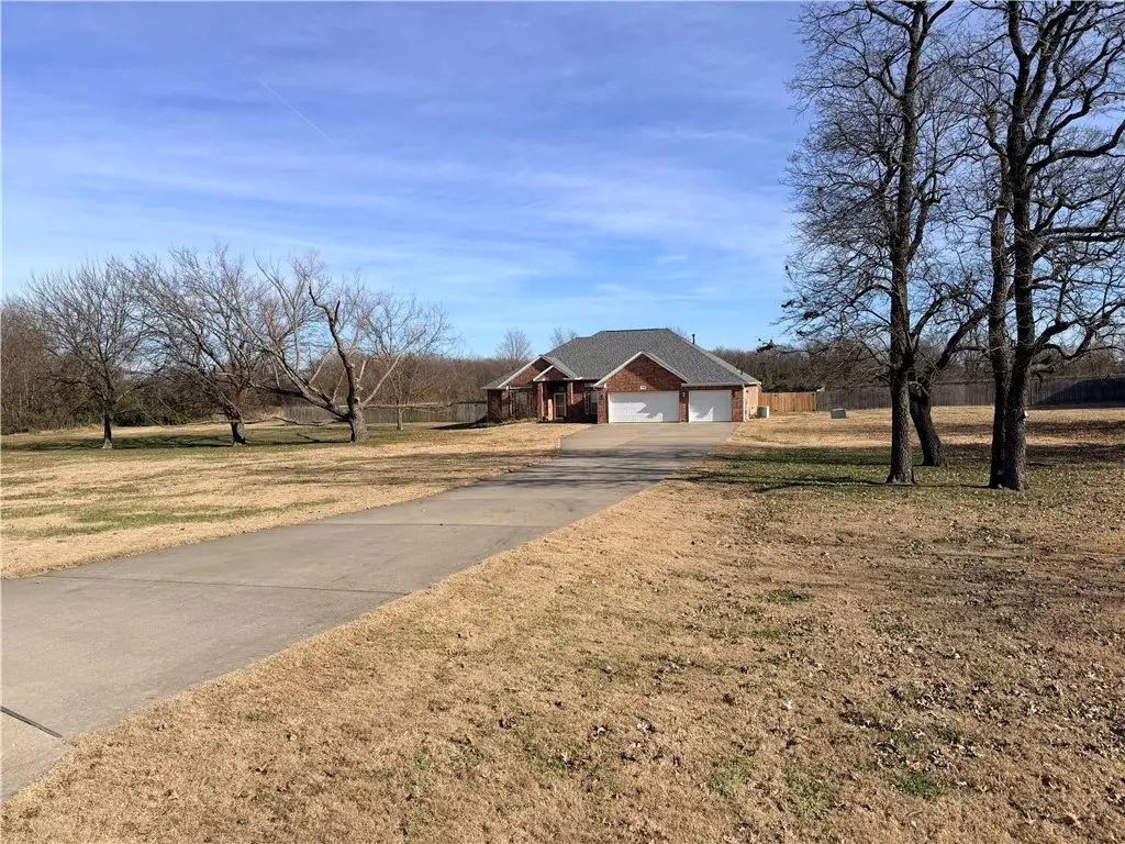 335 Ravenwood Road, Siloam Springs, AR 72761 - Image #1
