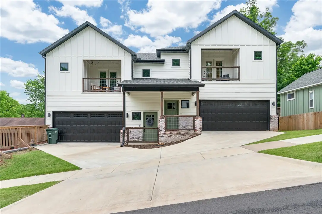 215 E Center Street, Fayetteville, AR 72701 - Image #1