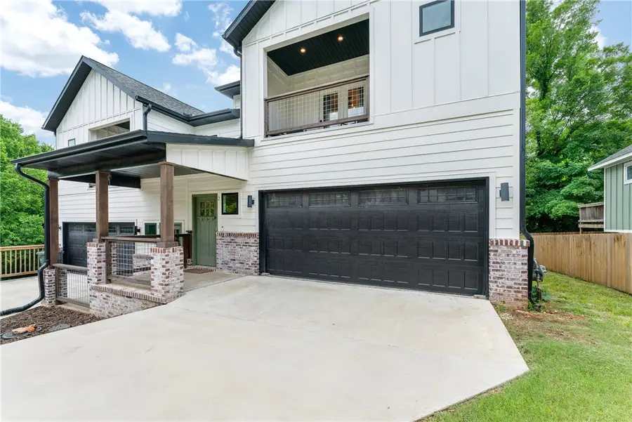 215 E Center Street, Fayetteville, AR 72701 - Image #2