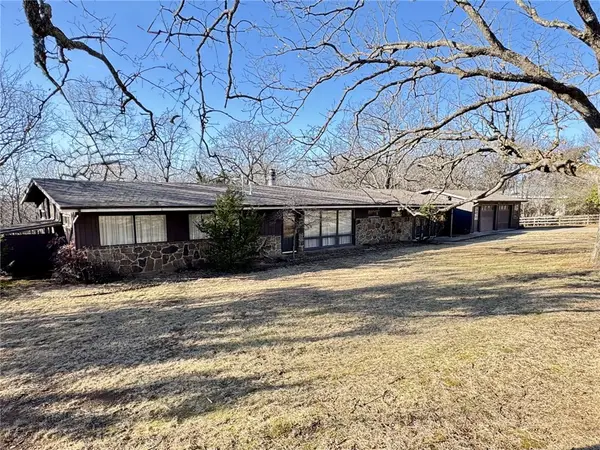 915 Crest Drive, Fayetteville, AR 72701