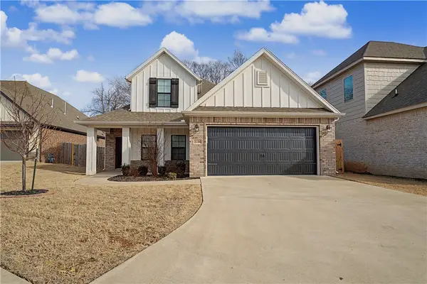 2190 N Woodlark Lane, Fayetteville, AR 72704