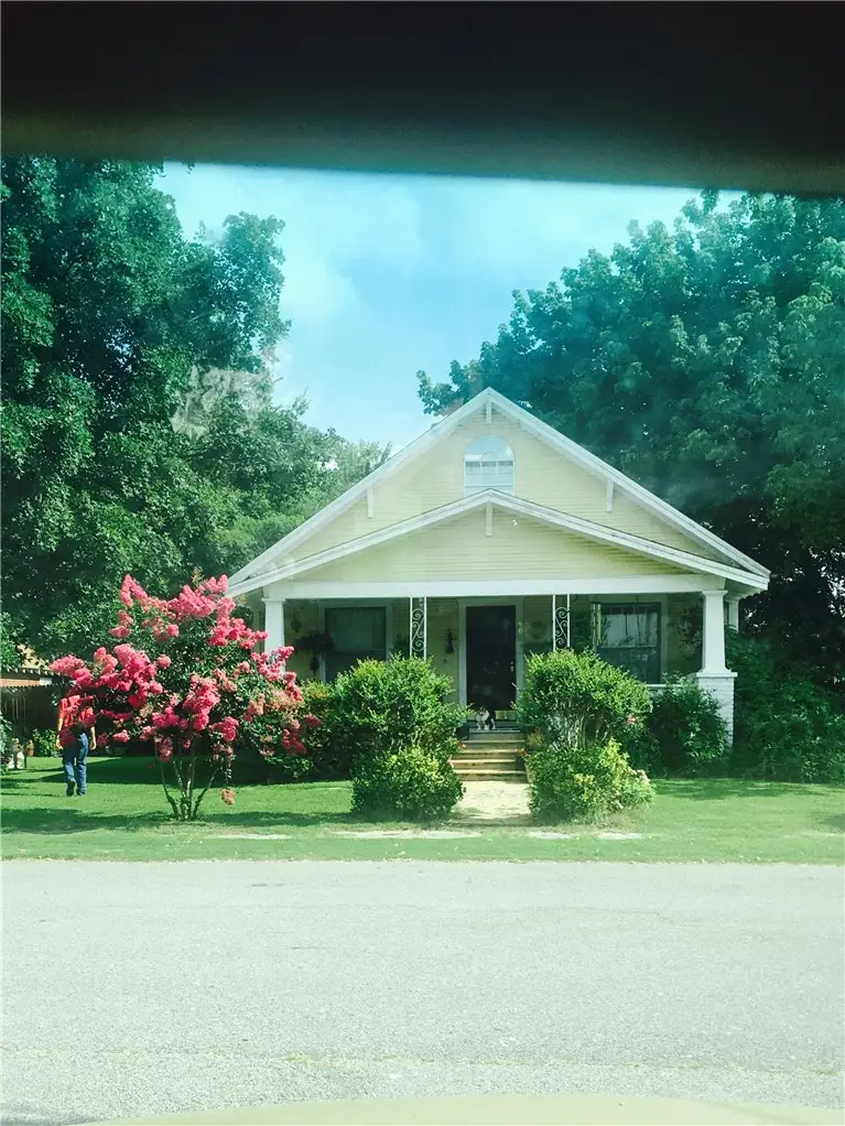 402 W Center Avenue, Springdale, AR 72764 - #2