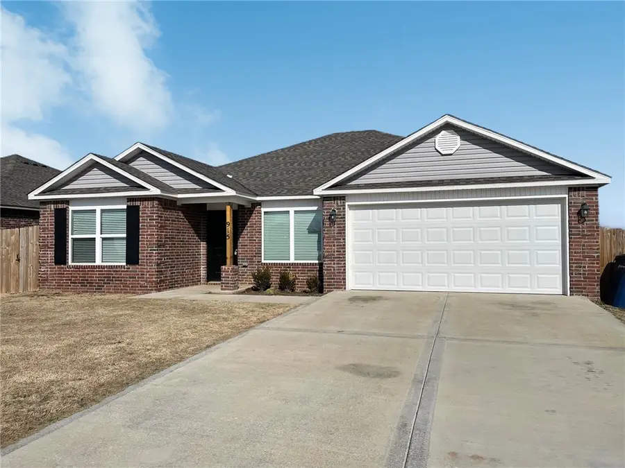 915 W Aiden Drive, Siloam Springs, AR 72761 - #2