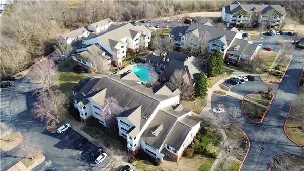 4230 NW Meadow Creek Circle, Fayetteville, AR 72703