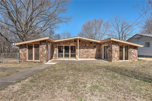 73 W Ozark Trail, Fayetteville, AR 72701
