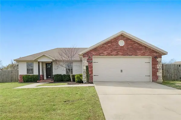 1620 Secretariat Lane, Prairie Grove, AR 72753