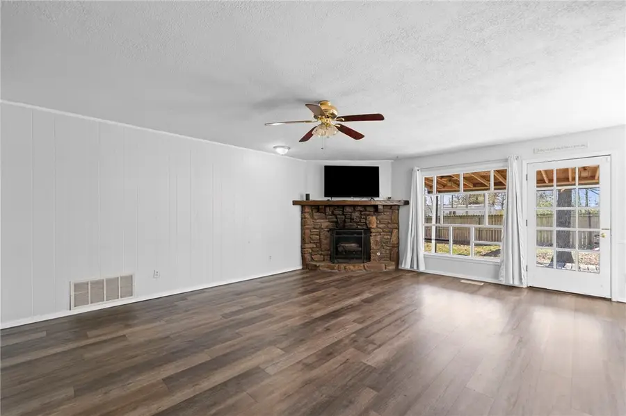 2212 W Tulsa Street, Siloam Springs, AR 72761 - #2