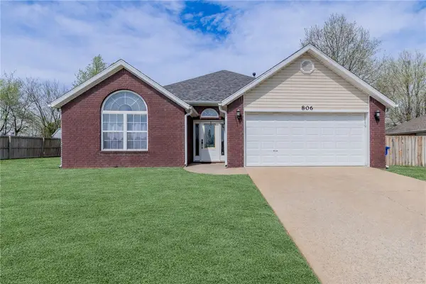 806 Henrietta Place, Lowell, AR 72745