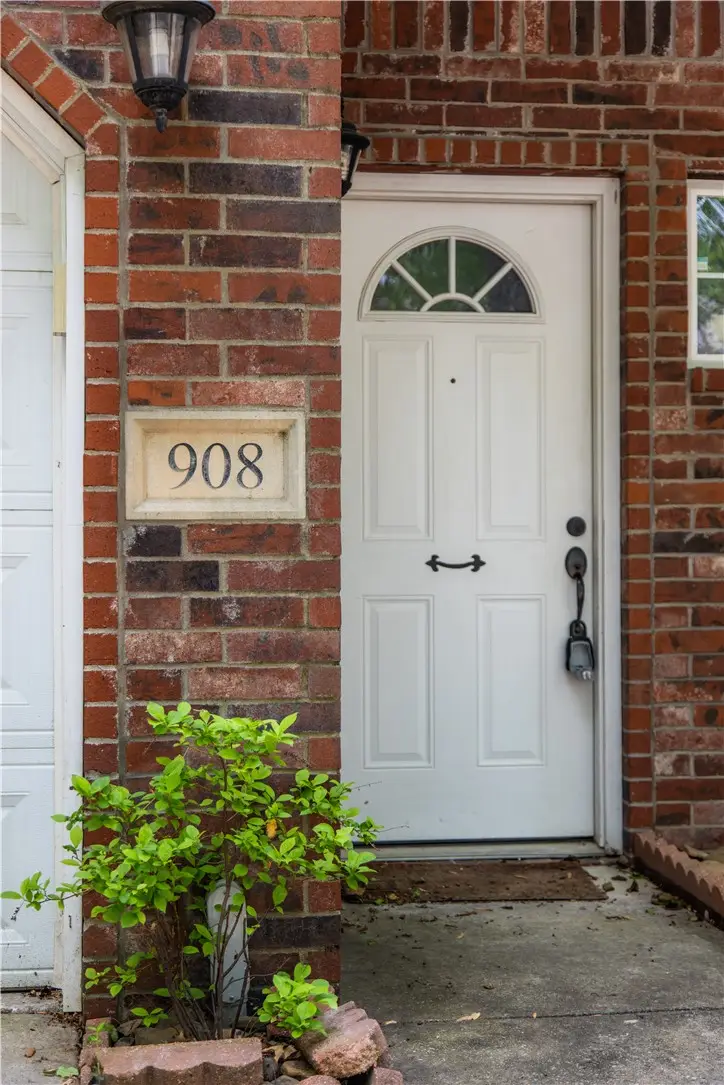 908 S Wood Avenue, Fayetteville, AR 72701 - #2