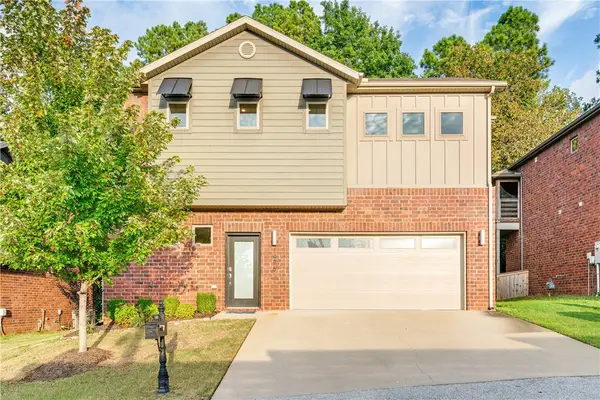 1496 N Desoto Place, Fayetteville, AR 72703