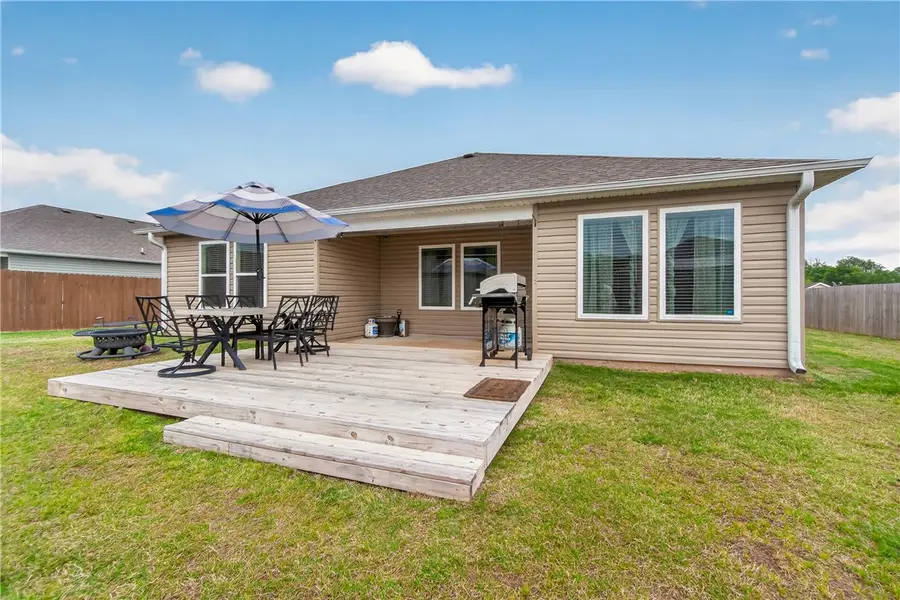 613 S Smith Avenue, Gentry, AR 72734 - #2