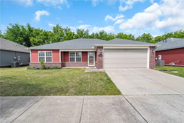 1223 S Springfield Drive, Fayetteville, AR 72704