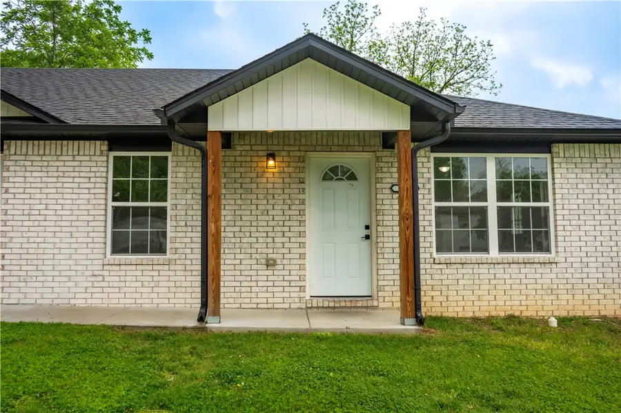 517 N Oak Hill Street, Siloam Springs, AR 72761 - #2