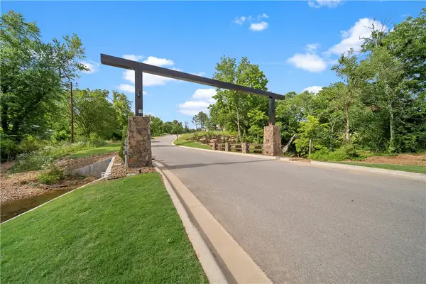 313 NE Meadowgreen, Bentonville, AR 72713