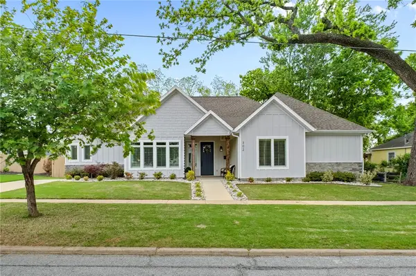 302 SW E Street, Bentonville, AR 72712