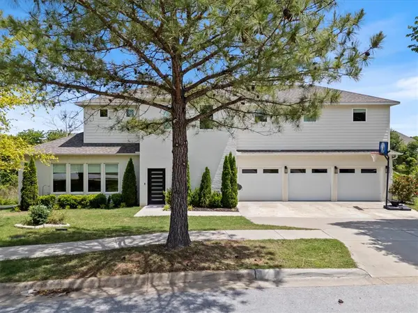 1584 S Springlake Drive, Fayetteville, AR 72701