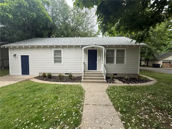 500 W Center Avenue, Springdale, AR 72764