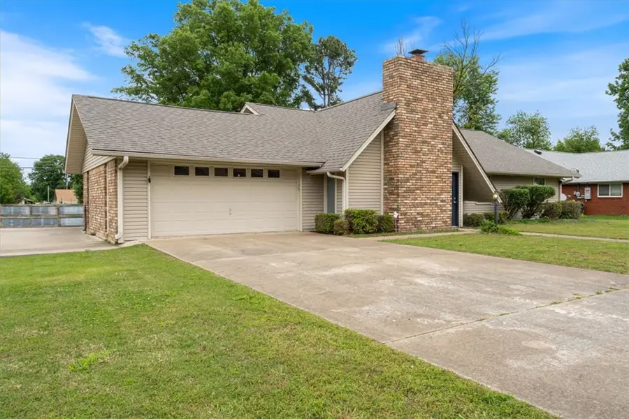 2115 W Tulsa Street, Siloam Springs, AR 72761 - #2