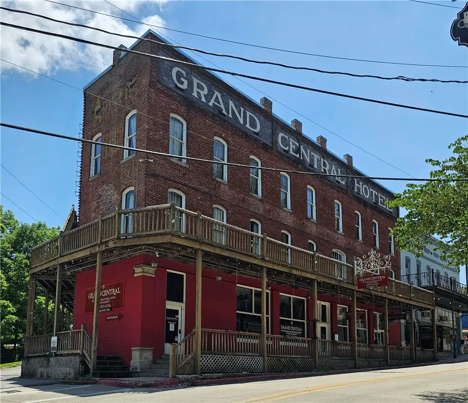 37 Main Street, Eureka Springs, AR 72632 - #1