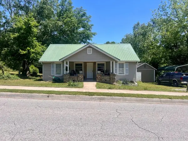 504 N College Street, Huntsville, AR 72740