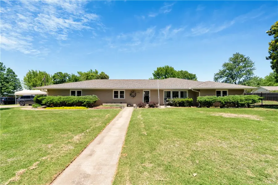 114 W Douglas Street, Prairie Grove, AR 72753 - #2
