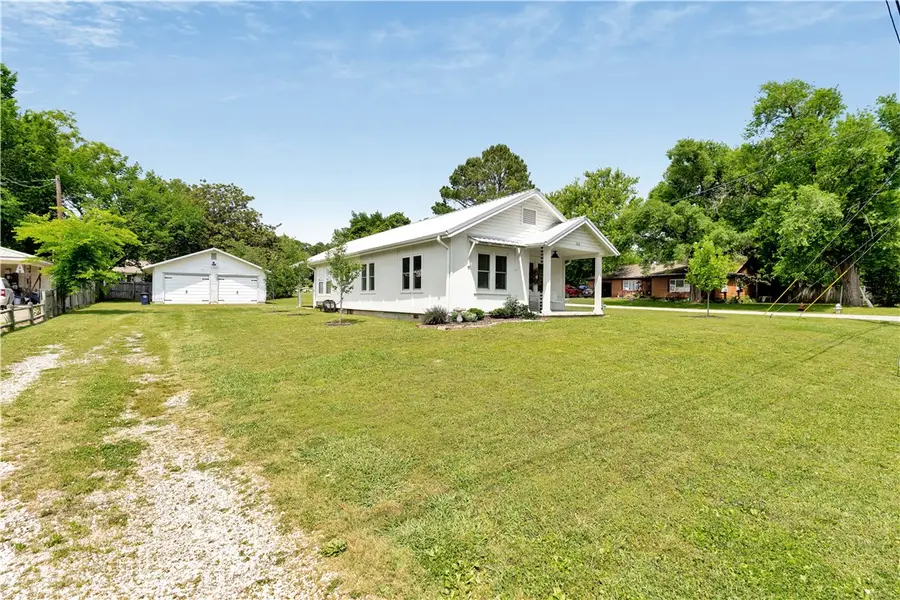 512 E Buchanan Street, Prairie Grove, AR 72753 - #2