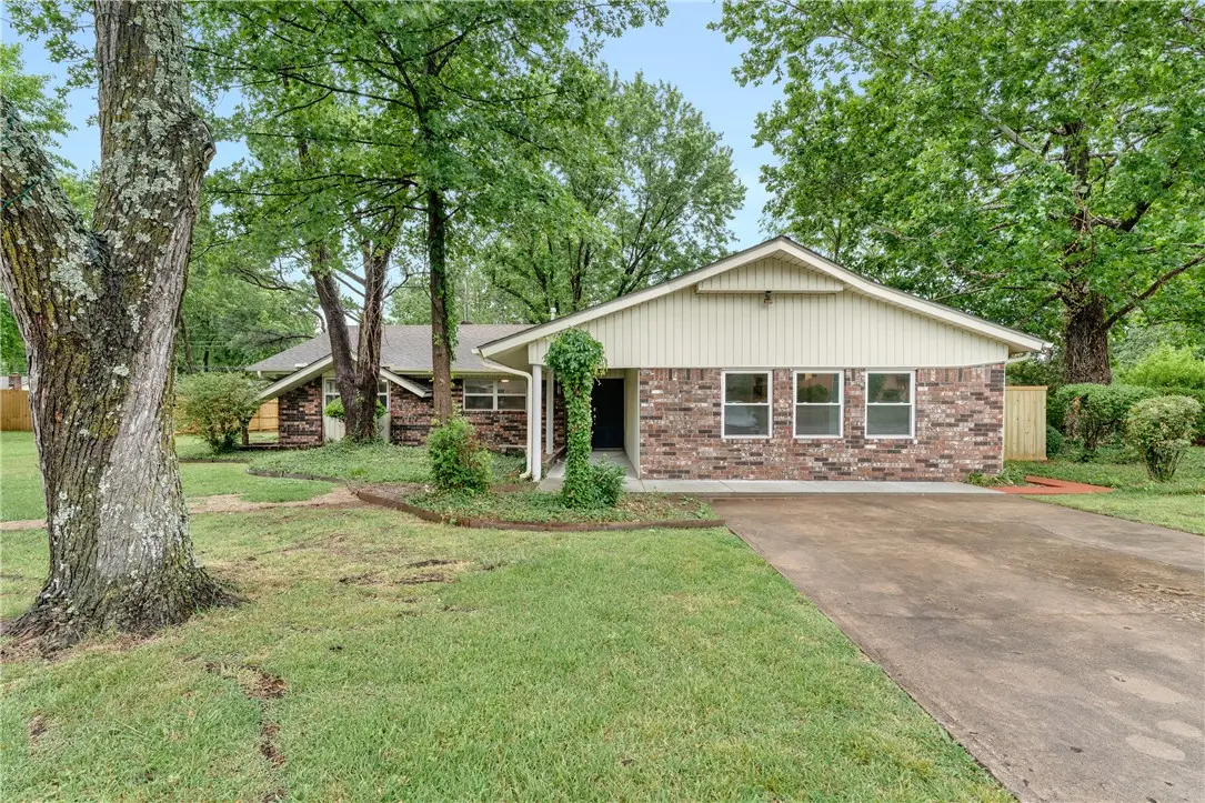1716 E Rolling Hills Drive, Fayetteville, AR 72703 - #1