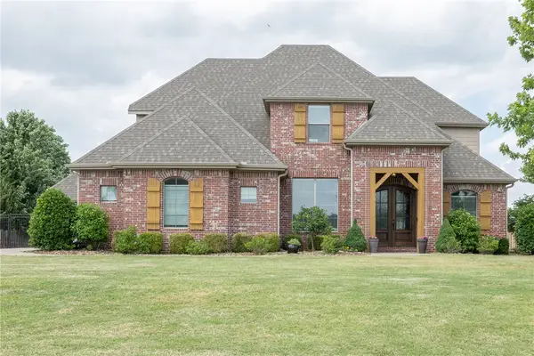 2520 Brookwater Lane, Fayetteville, AR 72703