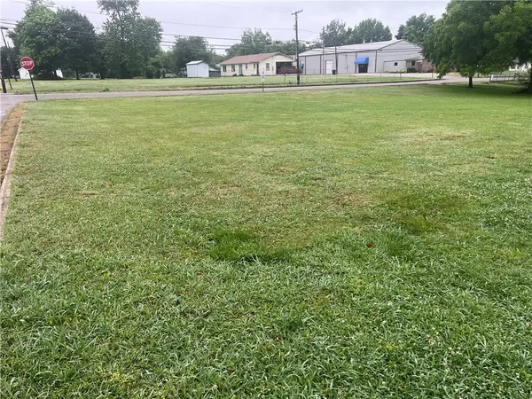 302 Springfield Street, Green Forest, AR 72638