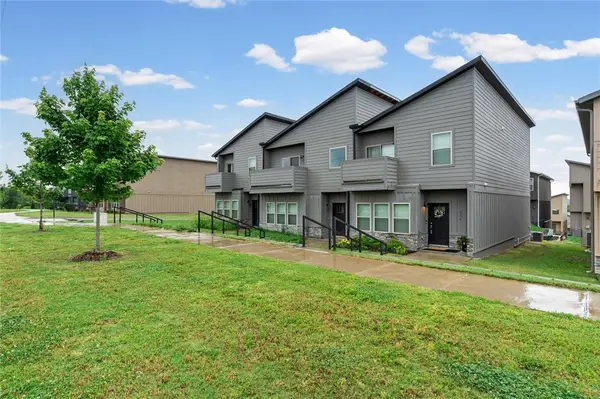 2176 W Moore Lane, Fayetteville, AR 72704