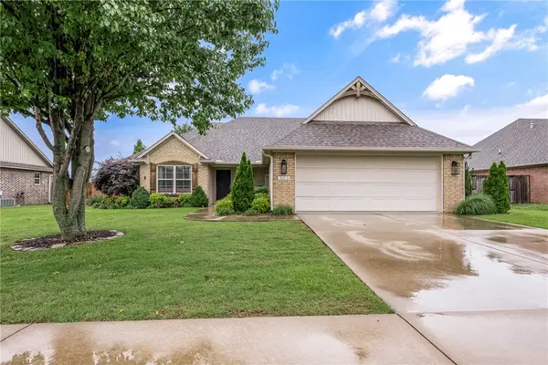 3900 W Mountain View Drive, Fayetteville, AR 72704