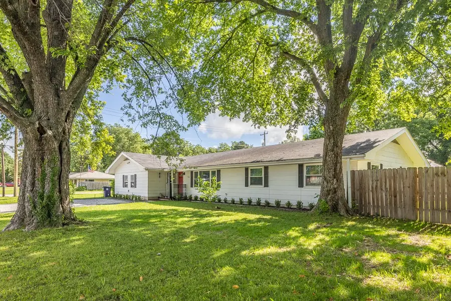 203 S Neal Street, Prairie Grove, AR 72753 - #2