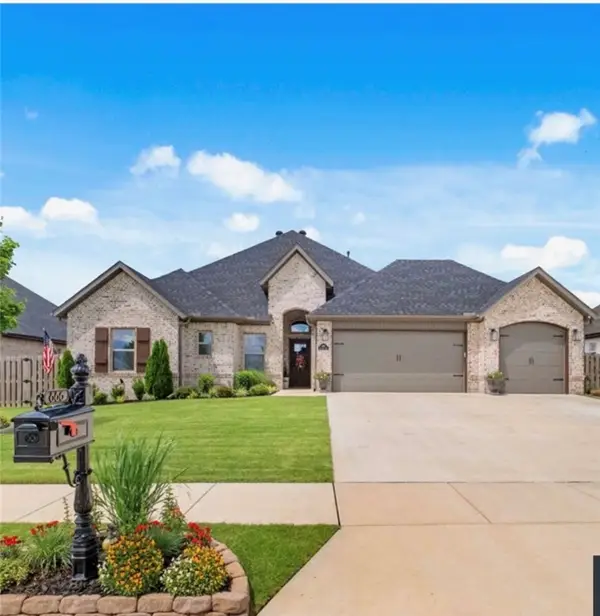 886 Bellagiola Drive, Tontitown, AR 72762