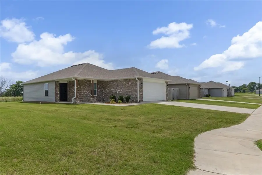 825 S Katlyn Drive, Siloam Springs, AR 72761 - #2