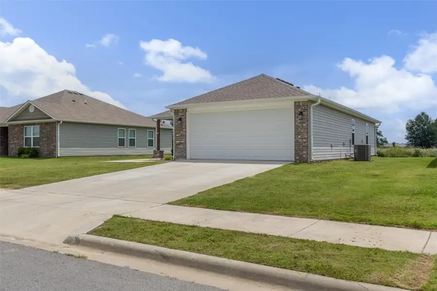 825 S Katlyn Drive, Siloam Springs, AR 72761 - #3