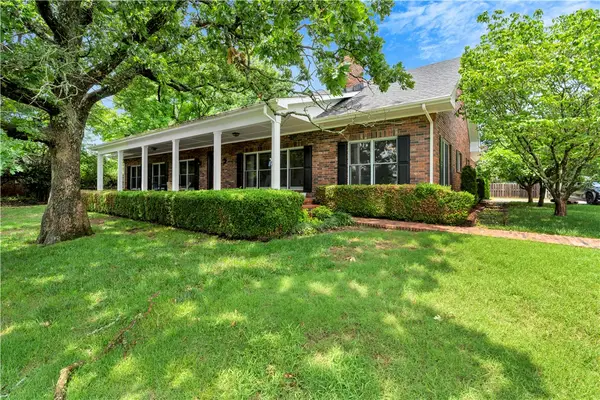 1141 E Ridgeway Drive, Fayetteville, AR 72701