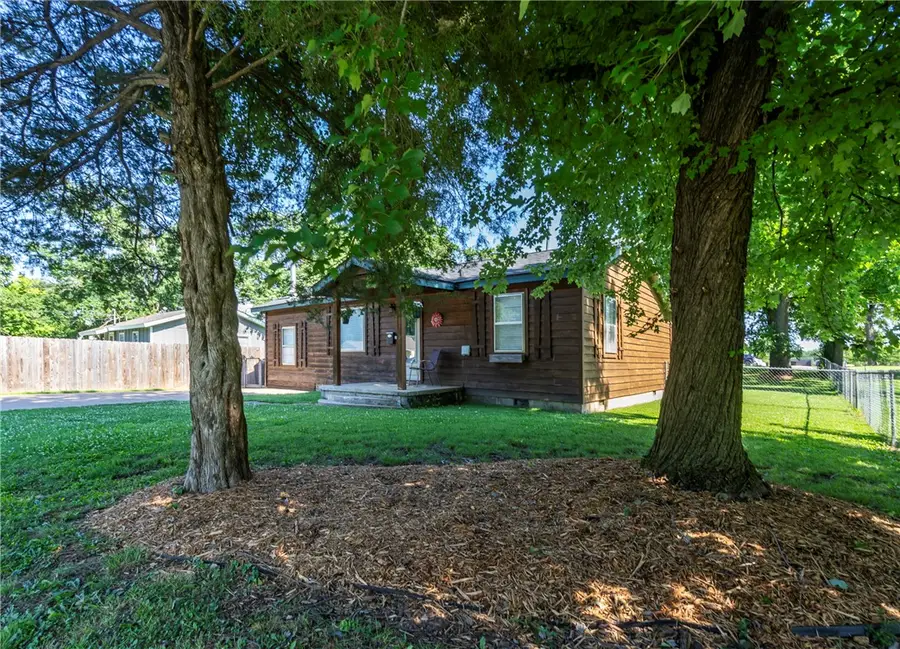 215 E Granite Street, Siloam Springs, AR 72761 - #2