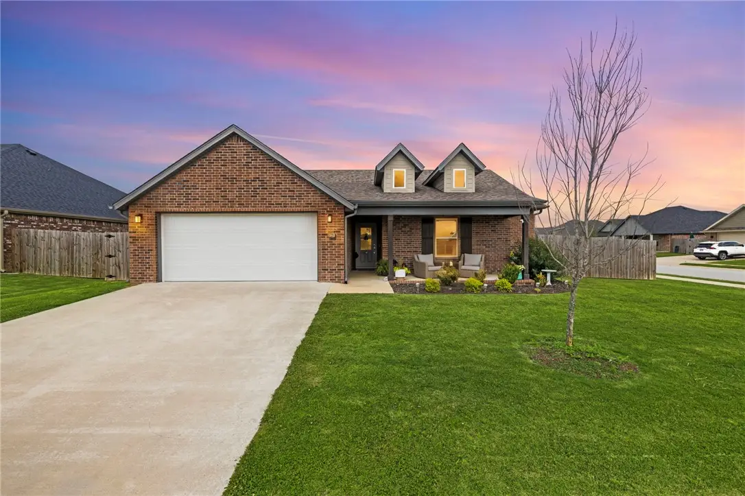 1050 Fair Oaks Street, Tontitown, AR 72762 - #1