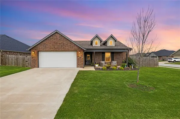 1050 Fair Oaks Street, Tontitown, AR 72762