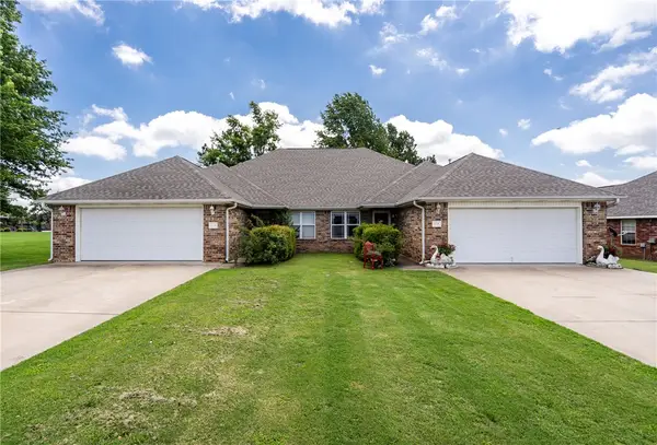 211 Ravenwood Boulevard, Siloam Springs, AR 72761